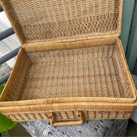Vintage Wicker Picnic Basket - Picture 10 of 13